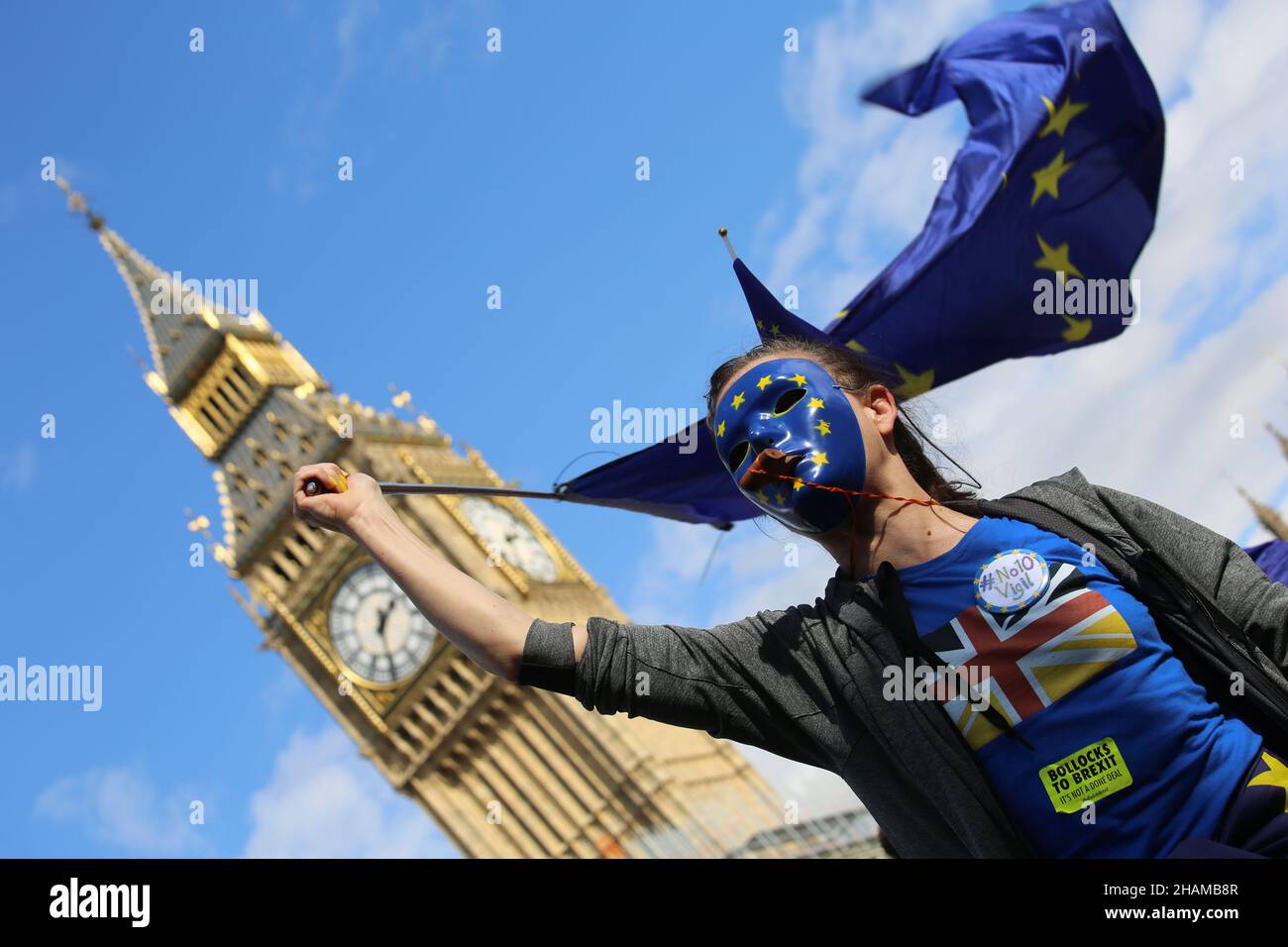 Une femme partisane du Brexit hante un drapeau de l’UE devant Big Ben lors d’une manifestation Banque D'Images