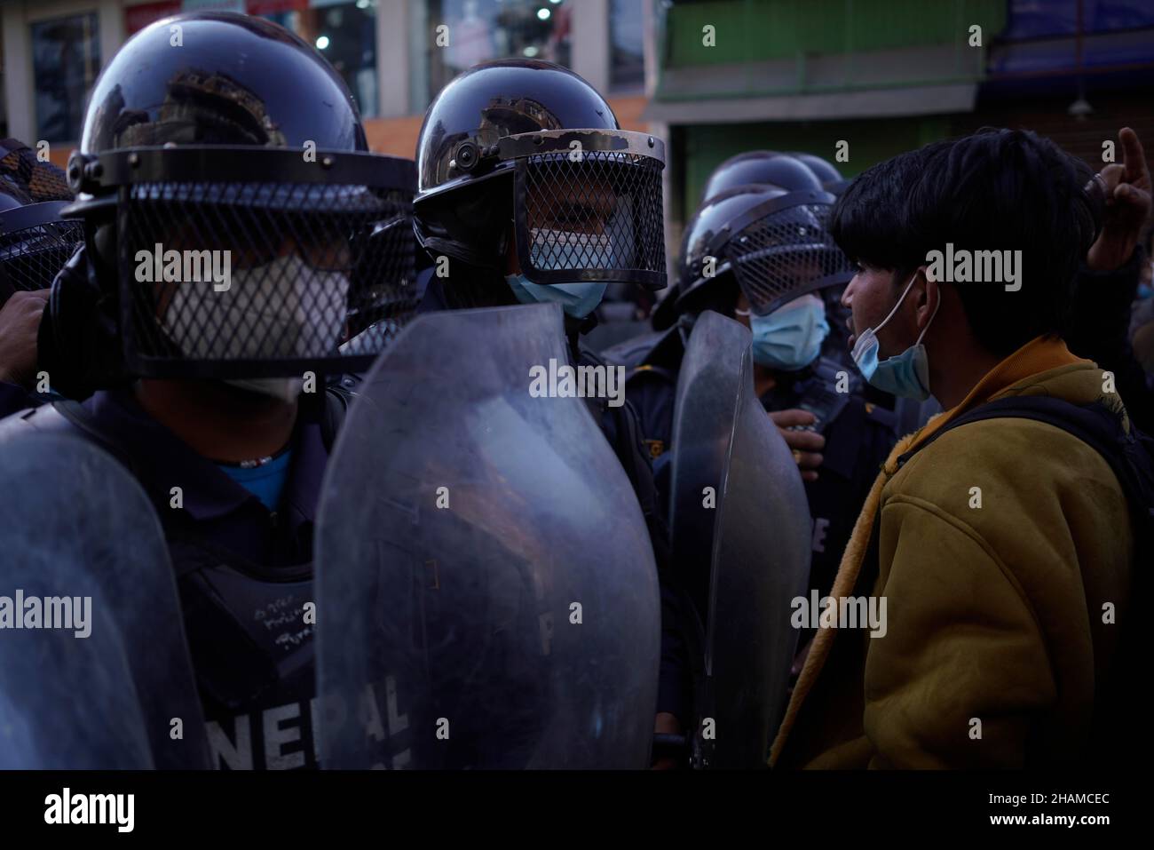 Katmandou, Népal.14th décembre 2021.Des manifestants népalais du Parti communiste du Népal (Centre maoïste) se sont opposés à la police lors d'une manifestation contre la Millennium Challenge Corporation (MCC) financée par les États-Unis devant le Parlement fédéral à Katmandou, au Népal, le mardi 14 décembre 2021.(Credit image: © Skanda Gautam/ZUMA Press Wire) Banque D'Images