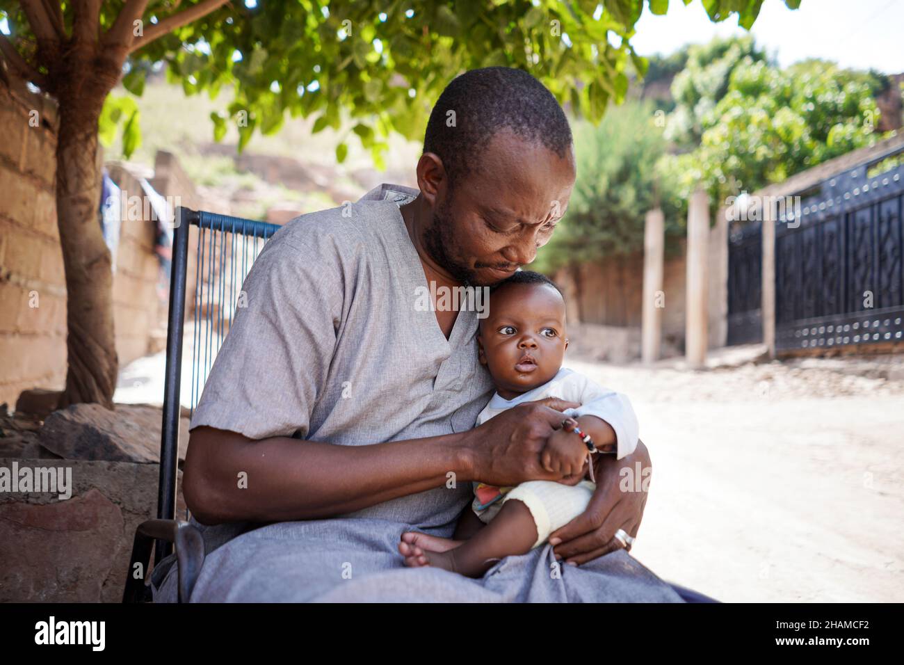 Gros plan l'ethnicité africaine père tenir avec soin son petit beau enfant innocent dans les mains Banque D'Images