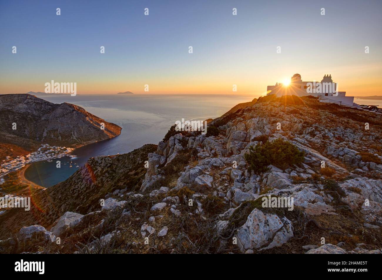 Le temple d'Agios Simeon et de la baie de Kamares, Sifnos, Cyclades, Grèce Banque D'Images