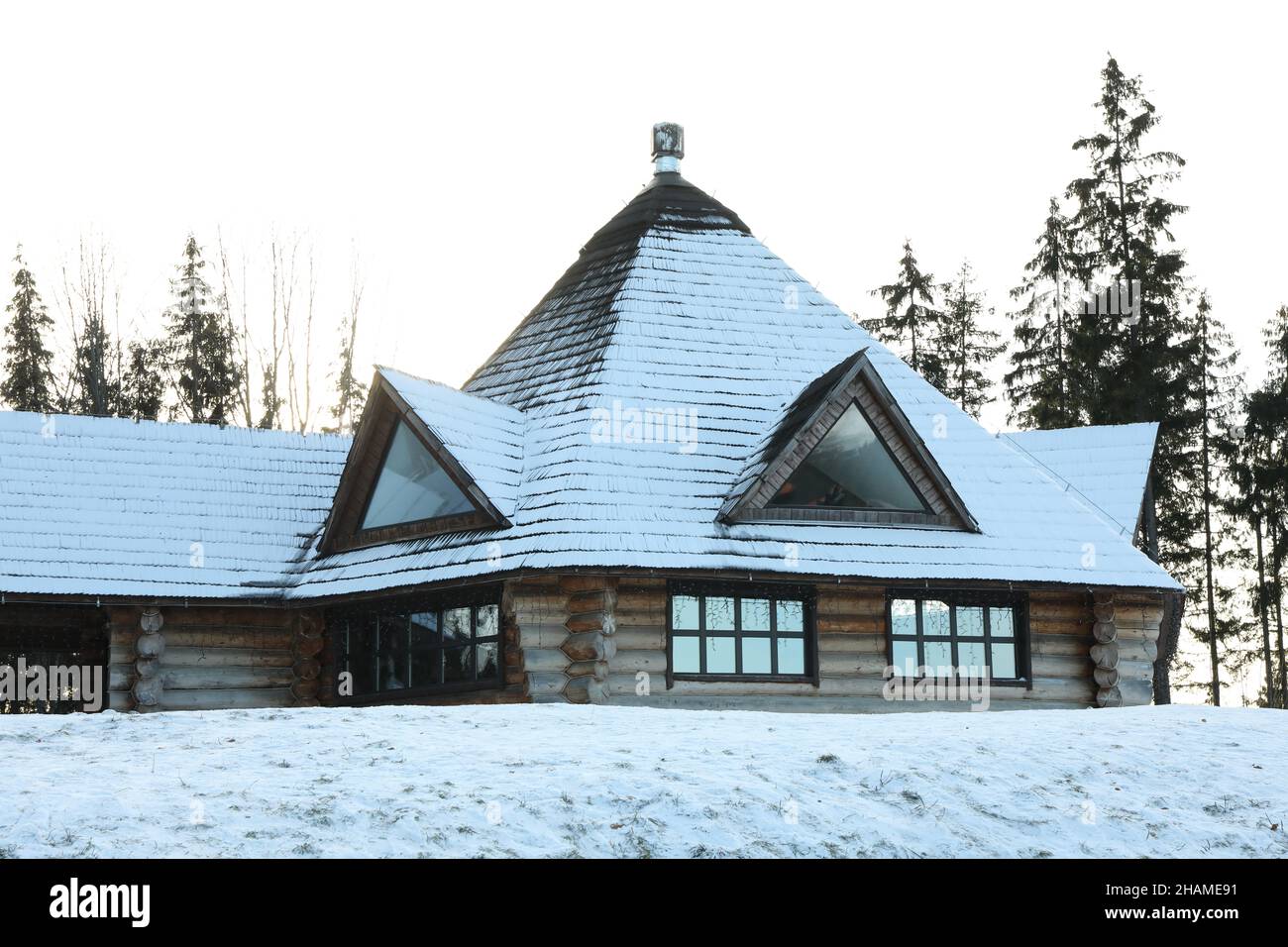 Confortable maison en bois avec neige en hiver Banque D'Images