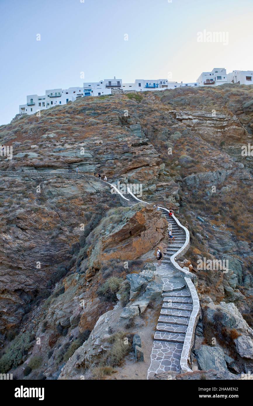 Les escaliers sur la colline de l'église des sept martyrs à Kastro, Sifnos, Cyclades, Grèce Banque D'Images