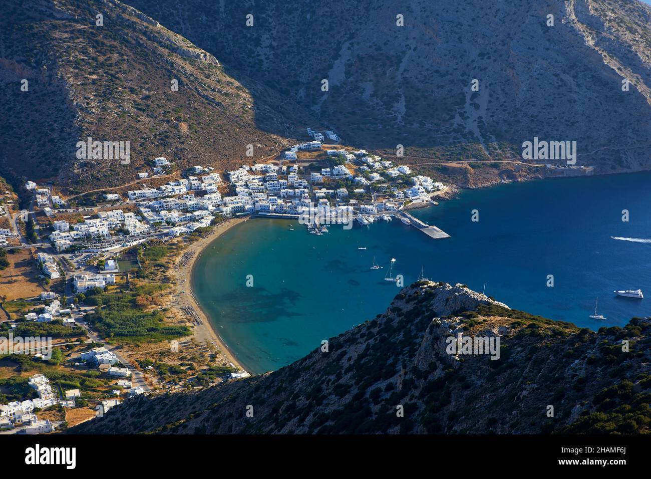 Vue sur Kamares et la baie de Kamares depuis l'église d'Agios Simeon, Sifnos, Cyclades, Grèce Banque D'Images