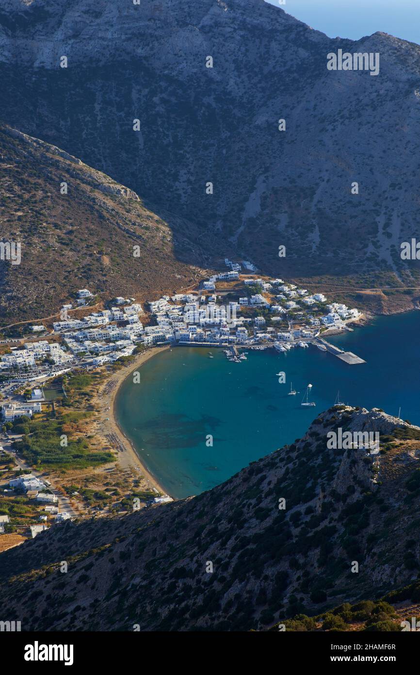 Vue sur Kamares et la baie de Kamares depuis l'église d'Agios Simeon, Sifnos, Cyclades, Grèce Banque D'Images