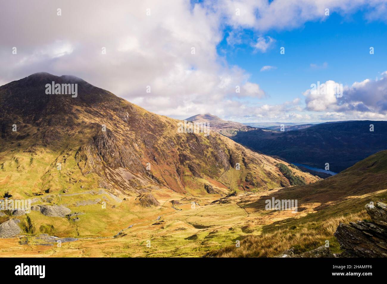 Y Lliwedd montagne à travers la vallée de Llan de CWM du flanc de montagne d'an Aran dans le parc national de Snowdonia.Gwynedd, nord du pays de Galles, Royaume-Uni, Grande-Bretagne Banque D'Images