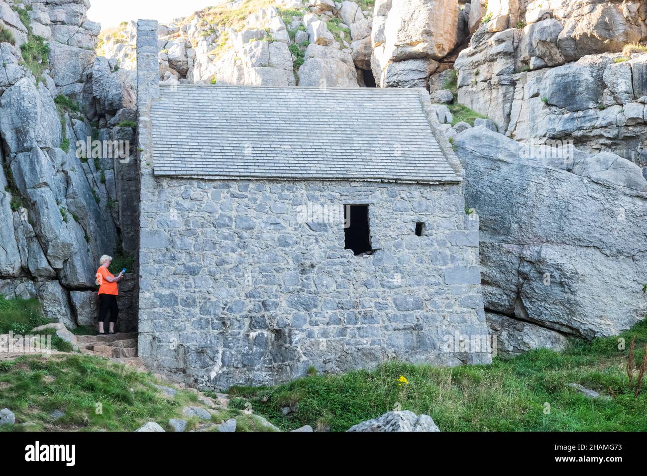 Petite,ancienne,chapelle,à,St Govans Chapelle,Saint Govans,St Govans Head,minuscule,ermites,cellule,à,côté,de,mer,eau,côte,côtière,littoral,Pembrokeshire,Ouest,pays de Galles,Gallois,GB,Grande-Bretagne,britannique,St.La chapelle de Govan est une chapelle située à St. Govan's Head, Pembrokeshire, dans le sud-ouest du pays de Galles.Construit sur le côté d'une falaise calcaire, le bâtiment mesure 20 x 12 pieds avec des murs construits en calcaire, et se compose de deux chambres, l'une à l'avant et l'autre à l'arrière.La majorité de la chapelle a été construite au XIIIe siècle, bien que certaines parties de celle-ci puissent remonter au sixième siècle. Banque D'Images