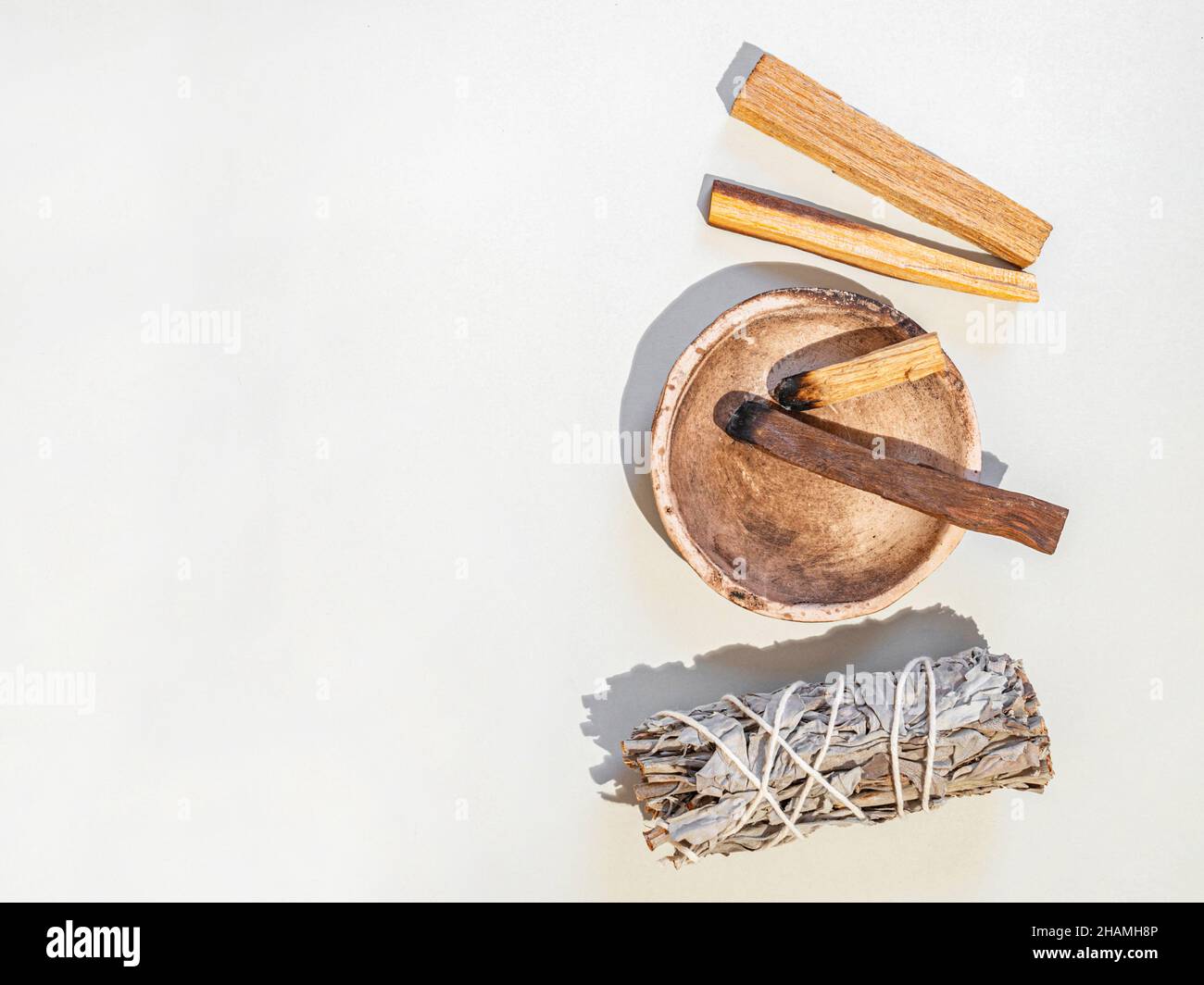 Articles pour le nettoyage spirituel - ensemble de sauge, bâtonnets d'encens palo santo sur fond blanc.Vue de dessus.Copier l'espace Banque D'Images