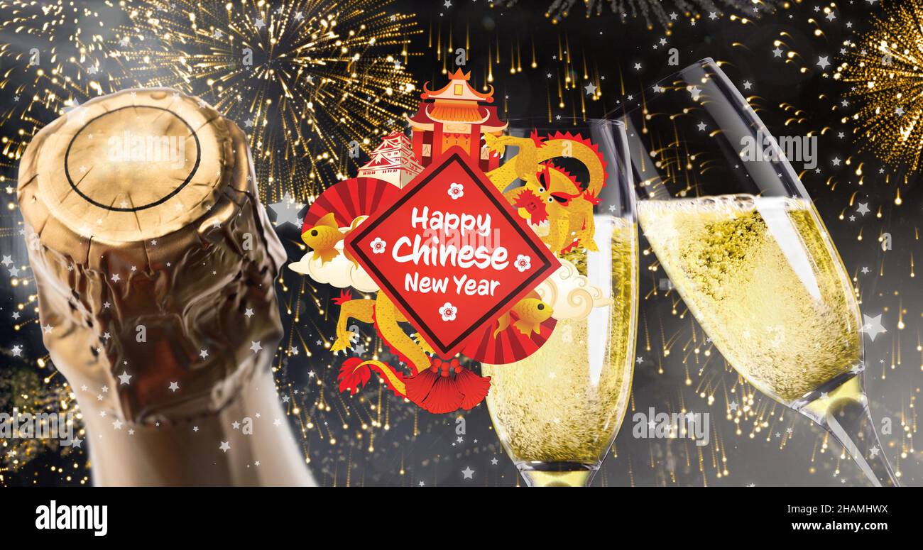 Composite numérique de texte chinois du nouvel an au milieu d'une bouteille de champagne et de flûtes contre les feux d'artifice Banque D'Images