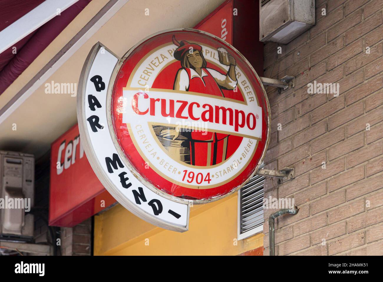 VALENCE, ESPAGNE - 09 DÉCEMBRE 2021 : Cruzcampo est une brasserie espagnole.Elle fait partie de la société Heineken Banque D'Images