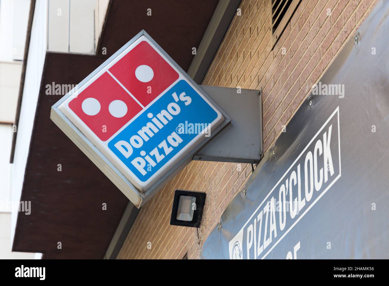 VALENCIA, ESPAGNE - 09 DÉCEMBRE 2021 : Domino's Pizza est une chaîne de restaurants internationaux de pizzas aux États-Unis Banque D'Images