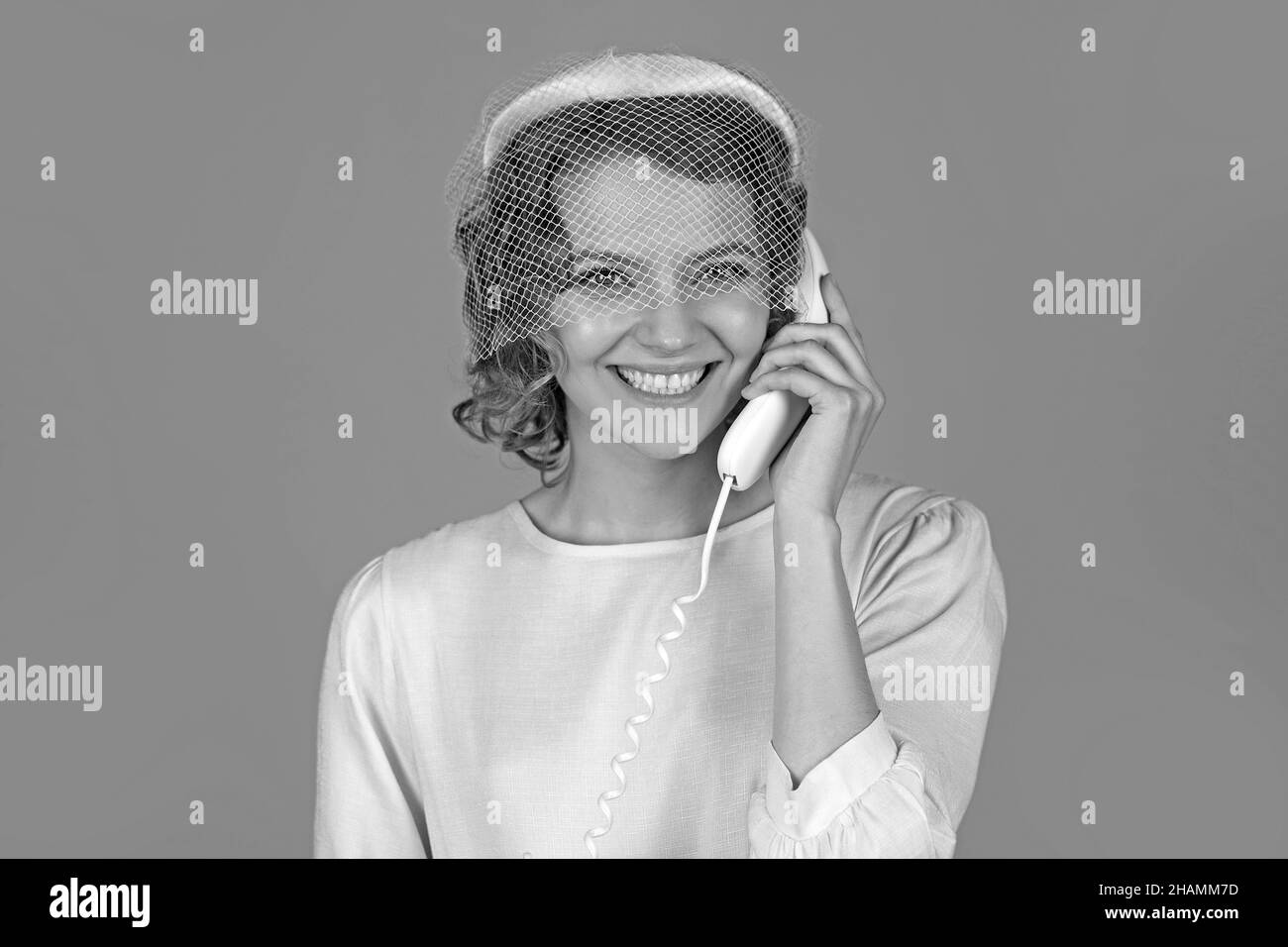 Travailler dans le Centre d'appels. Femme secrétaire avec téléphone faisant le service à la clientèle. Banque D'Images