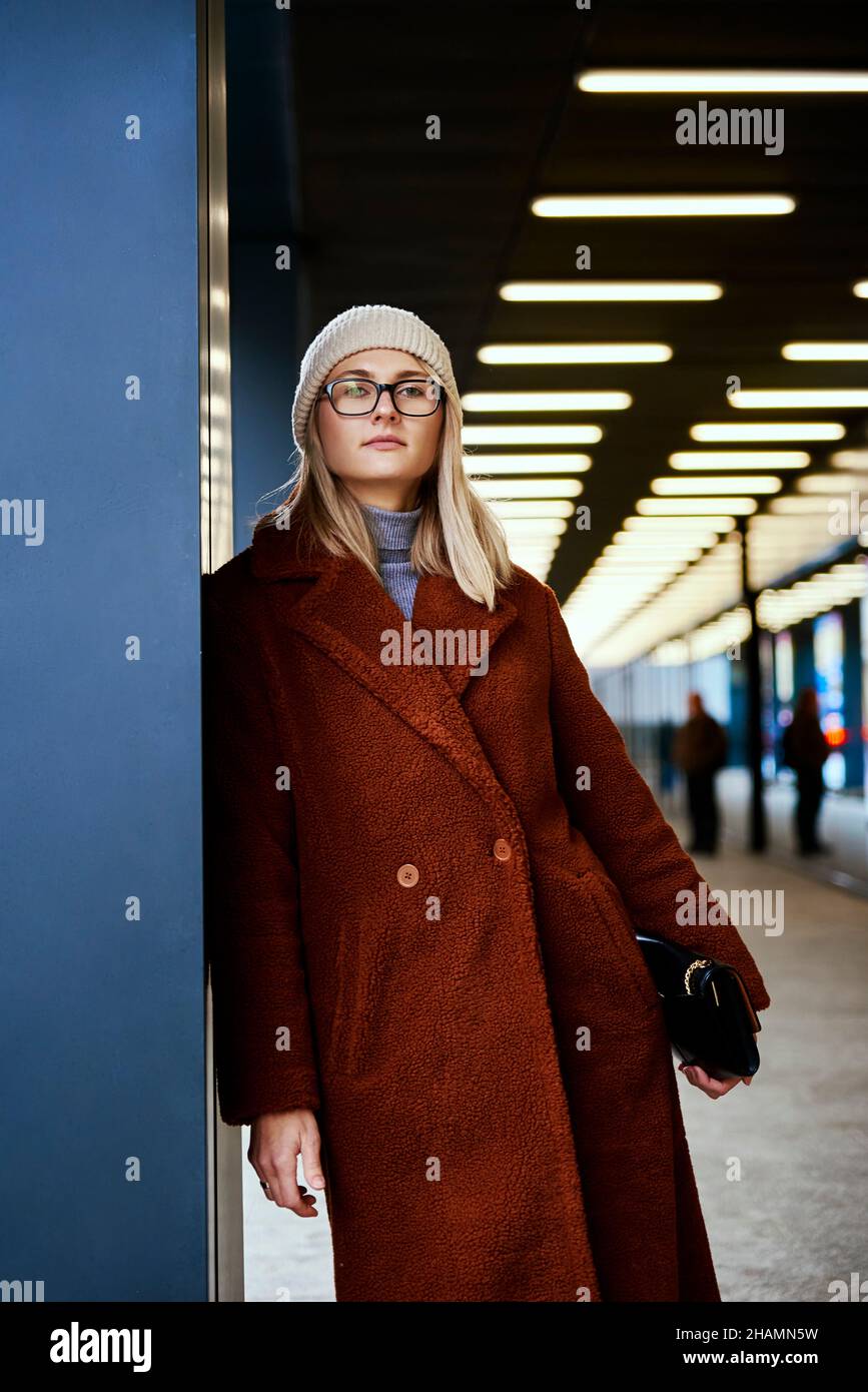 Portrait de la belle femme en lunettes.Femme portant un manteau en ville.Marche dans la rue Banque D'Images