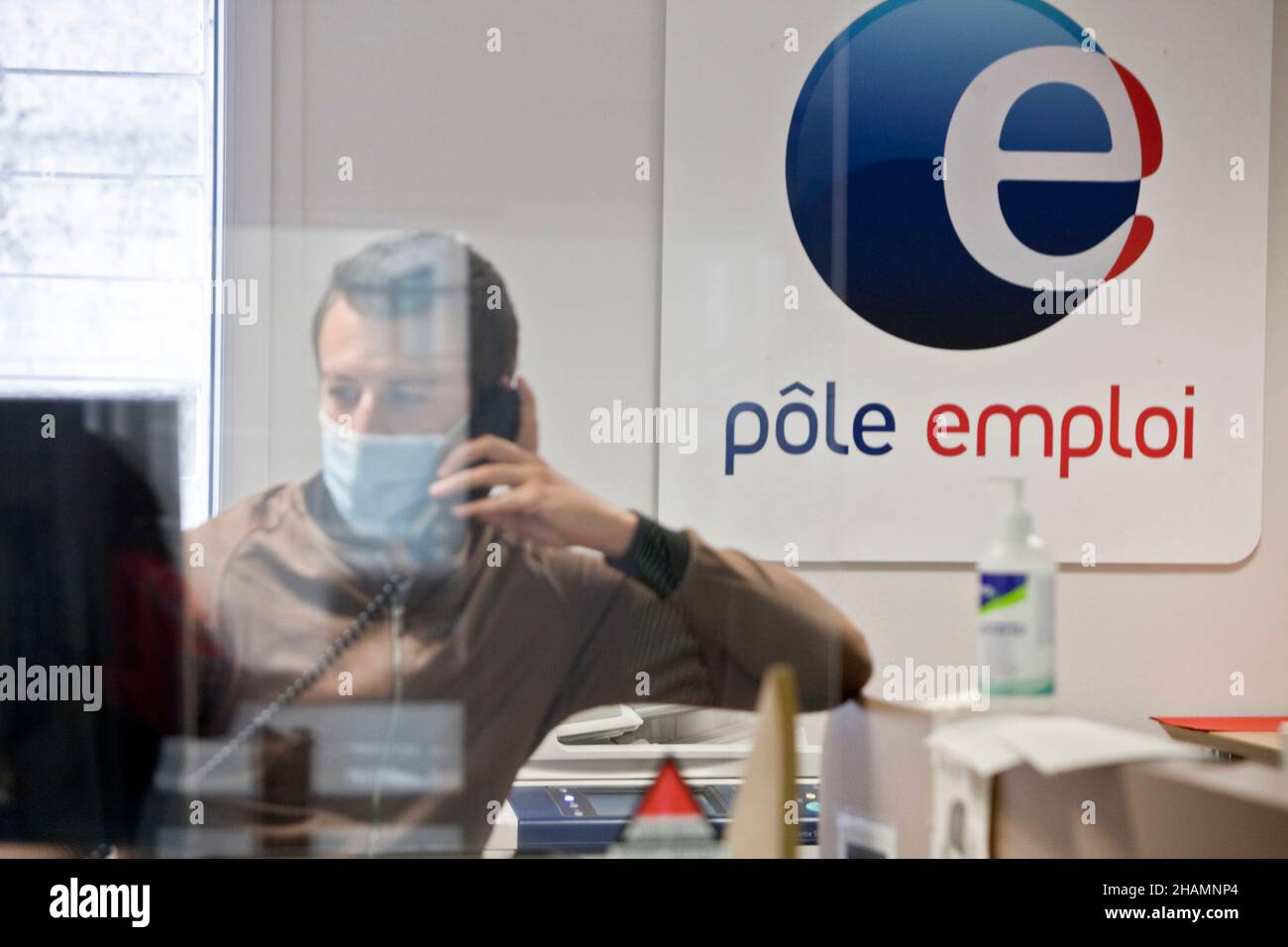 Centre d'emploi ÒPole emploiÓ à Gap (sud-est de la France).Employé à la réception Banque D'Images