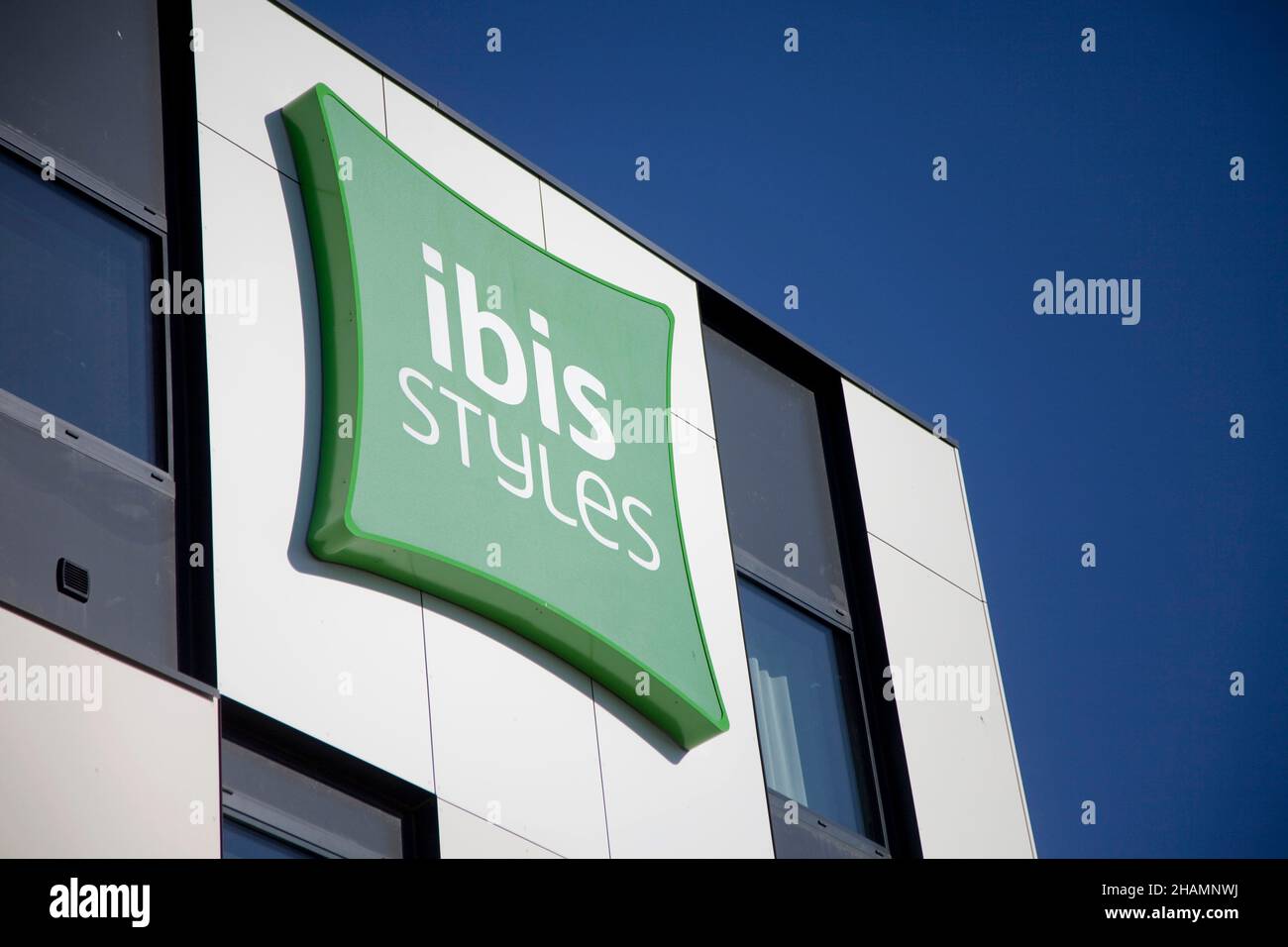 Logo d'ibis Styles sur la façade de l'hôtel à Castelnaudary (sud de la France) Banque D'Images