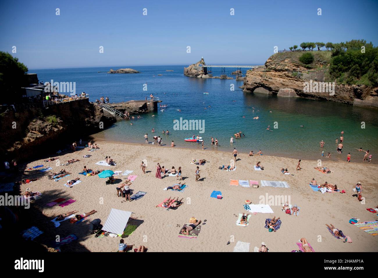 Biarritz : plage de Port-Vieux (Vieux Port) avec le "Rocher de la Vierge" en arrière-plan Banque D'Images