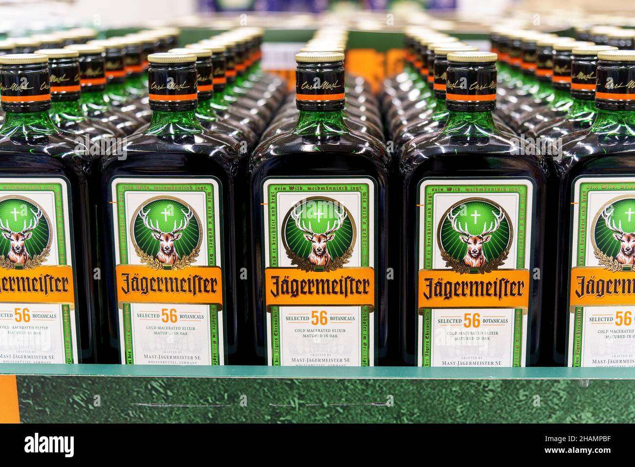 Tyumen, Russie-02 décembre 2021 : étiquette de Jagermeister sur de  nombreuses rangées de bouteilles dans le magasin.Jagermeister est une  liqueur allemande à base d'alcool et d'herbes Photo Stock - Alamy
