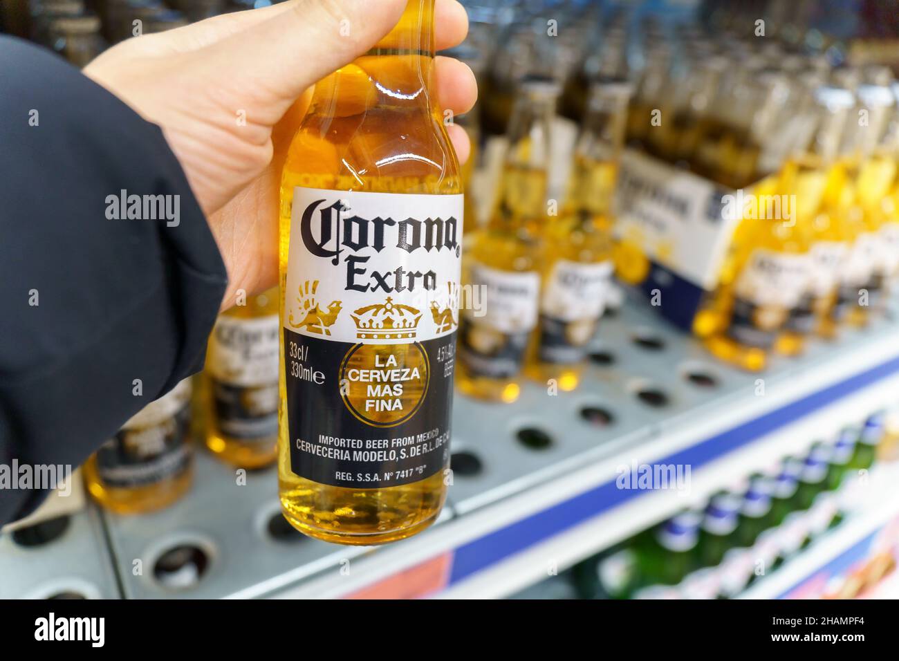 Tyumen, Russie-décembre 02, 2021: Corona Extra, l'une des bières les plus vendues dans le monde est une bière pâle.Vente dans un hypermarché Banque D'Images