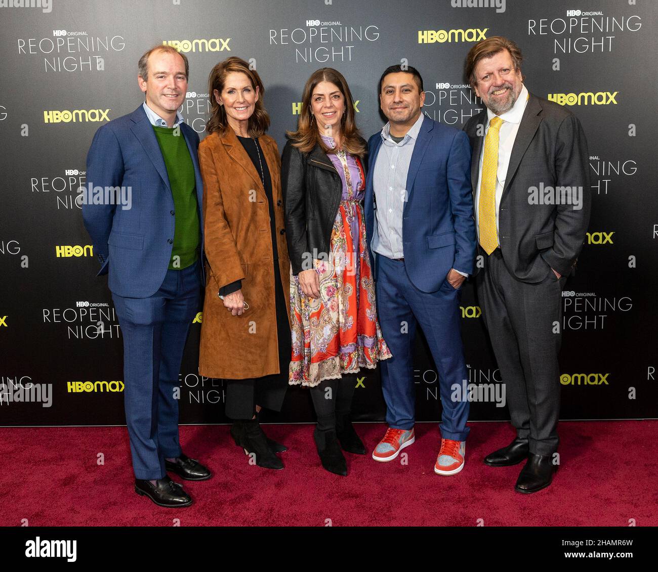 New York, États-Unis.13th décembre 2021.Matthew O'Neil, Perri Peltz, Nancy Abraham, Rudy Valdez et Oskar Eustis assistent à la « soirée de réouverture » de la première de HBO Max au siège d'HBO à Hudson yards (photo de Lev Radin/Pacific Press) Credit: Pacific Press Media production Corp./Alay Live News Banque D'Images