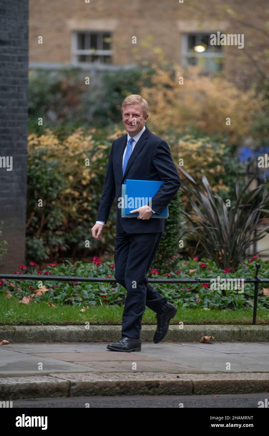 Downing Street, Londres, Royaume-Uni.14 décembre 2021.Certains ministres assistent à la dernière réunion du Cabinet de 2021, qui aurait été principalement une réunion zoom, car le No 10 partying en 2020 LockDown et la variante Covid Omicron dominent les nouvelles.Oliver Dowden CBE député, ministre sans portefeuille à Downing Street pour la réunion hebdomadaire du Cabinet.Crédit : Malcolm Park/Alay Live News. Banque D'Images