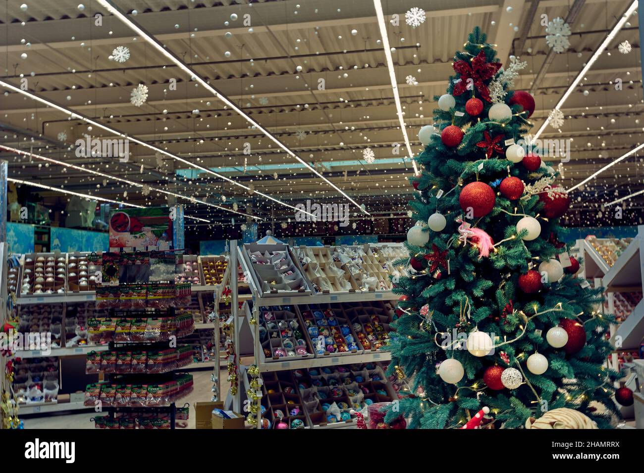 Magnifique sapin de Noël décoré de boules colorées, décorations du