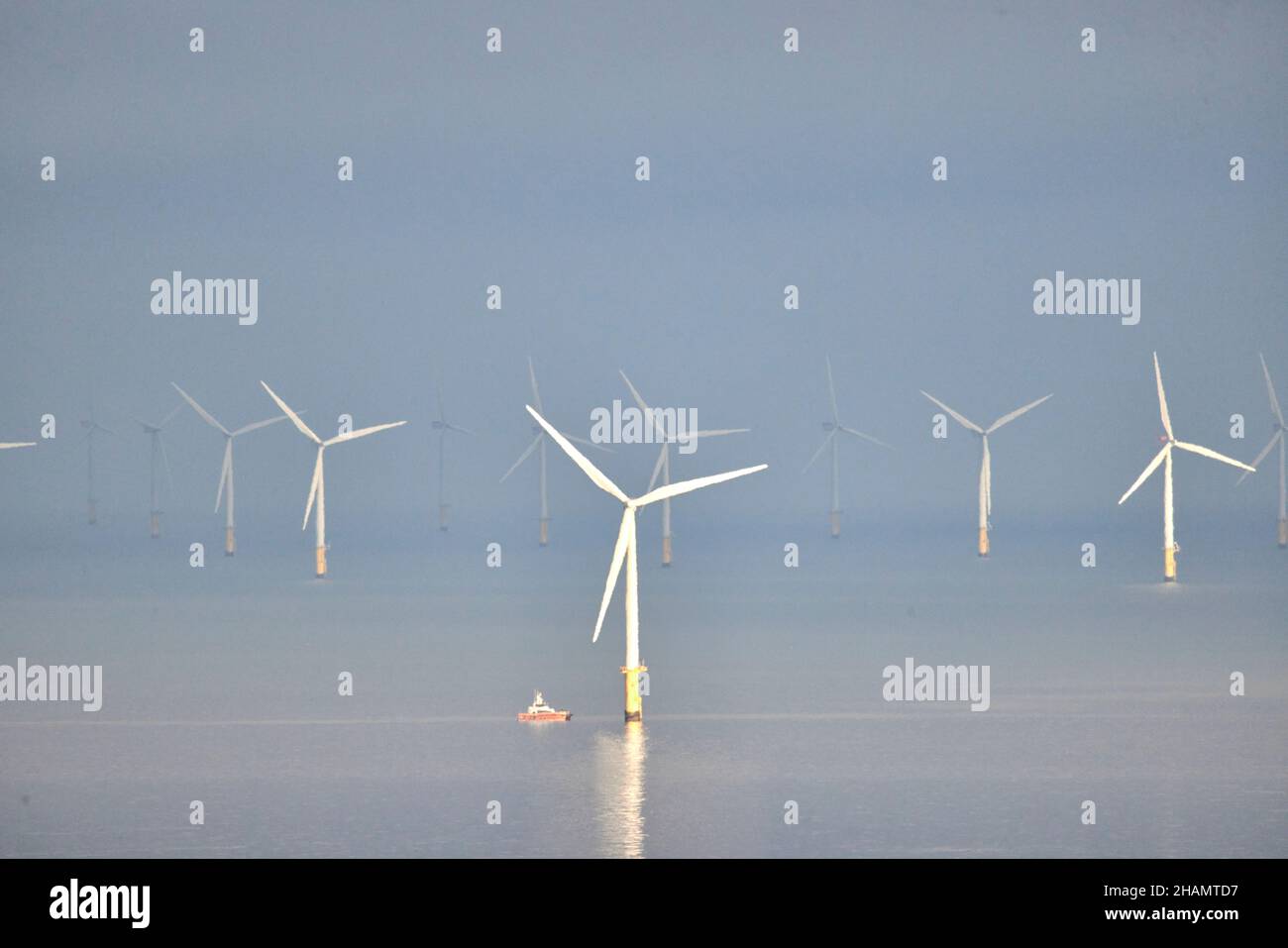 Gwynt y Môr (parc éolien) de 576 mégawatts (MW) situé au large des côtes du pays de Galles, est le cinquième parc éolien offshore en exploitation Banque D'Images