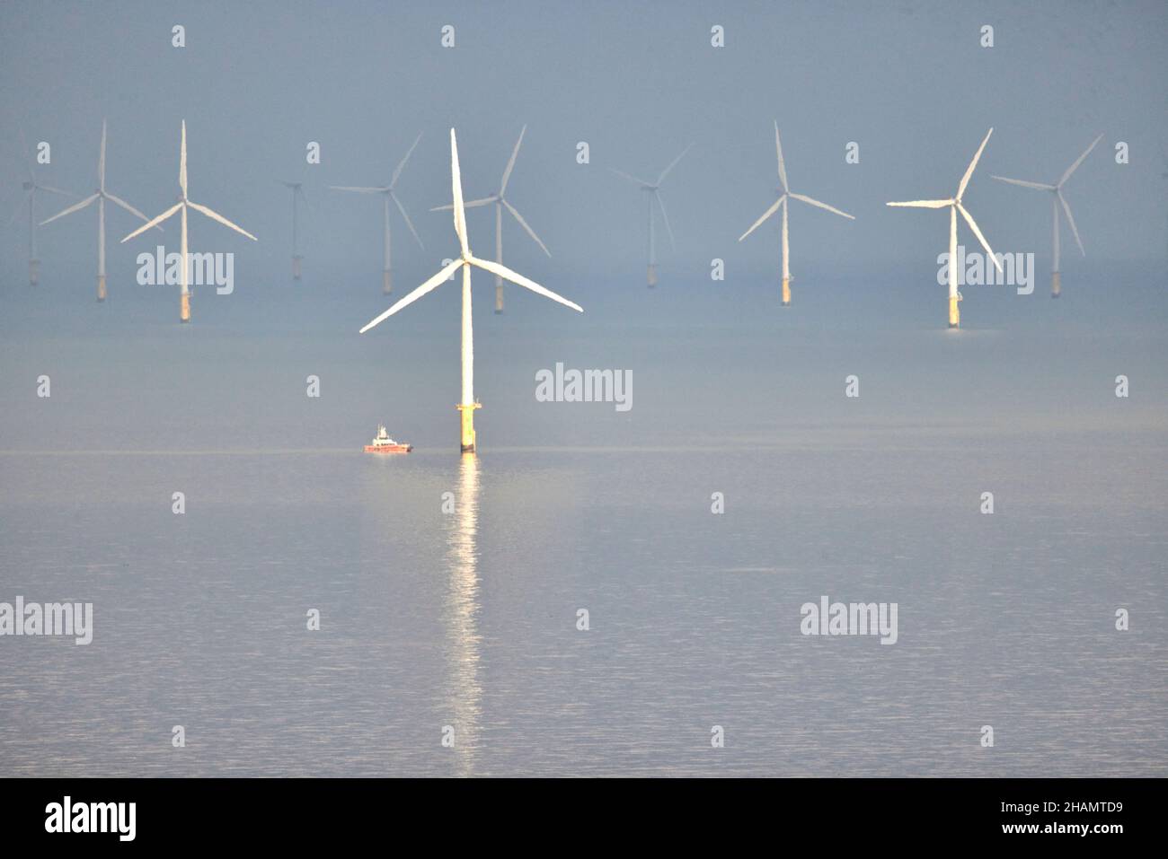 Gwynt y Môr (parc éolien) de 576 mégawatts (MW) situé au large des côtes du pays de Galles, est le cinquième parc éolien offshore en exploitation Banque D'Images