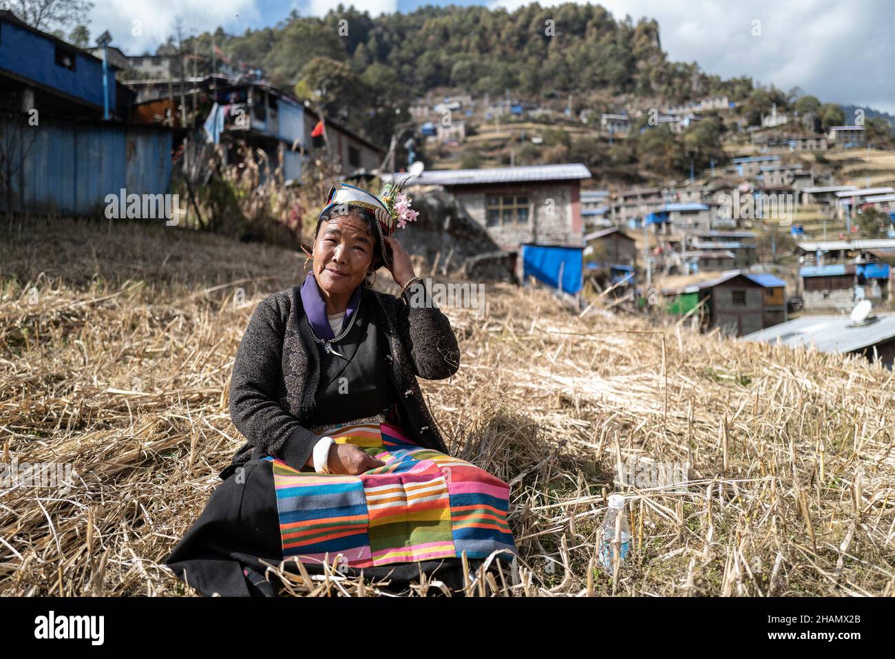 (211214) -- LHASSA, 14 décembre 2021 (Xinhua) -- Namkha, un héritier du patrimoine culturel immatériel du chant et de la danse Sherpa, chante sur le terrain dans la ville de Zhentang à Xigaze, dans la région autonome du Tibet du sud-ouest de la Chine, 27 novembre 2021.Située au cœur de l'Himalaya, une petite ville appelée Zhentang dans le comté de Dinggye au Tibet est l'une des colonies de la Sherpa.La ville frontalière a une altitude moyenne de 2 000 mètres.Ces dernières années, de grands changements ont eu lieu à Zhentang.Une série de projets d'infrastructure ont été mis en œuvre.En outre, Zhentang se concentre également sur le développement de Banque D'Images