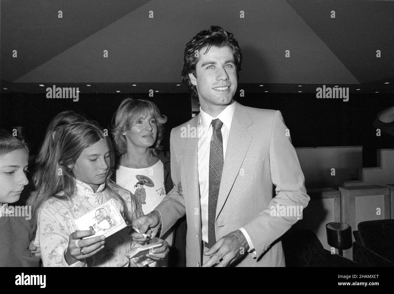 - l'acteur américain John Travolta signe des autographes au festival du film de Venise en 1981 - I'attore americano John Travolta firma autografi al festival del cinéma di Venezia del 1981 Banque D'Images