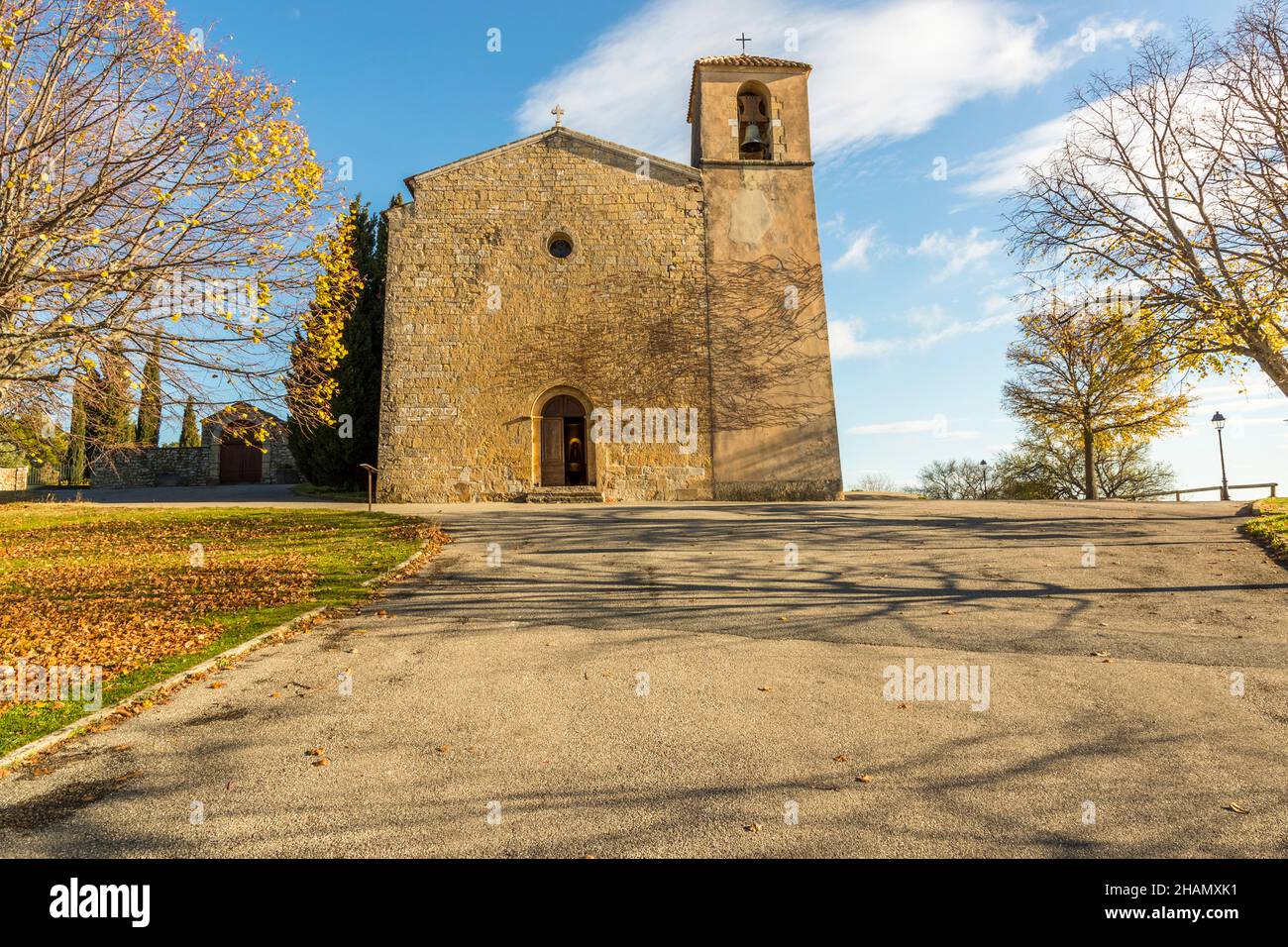 L'Église Saint-Denis à Tourtour, dans le département du Var, en France, remonte à son cœur au XIe siècle et a été restaurée en 1932 ; elle a été fondée par des moines cisterciens, qui ont ensuite construit l'Abbaye du Thoronet. Banque D'Images