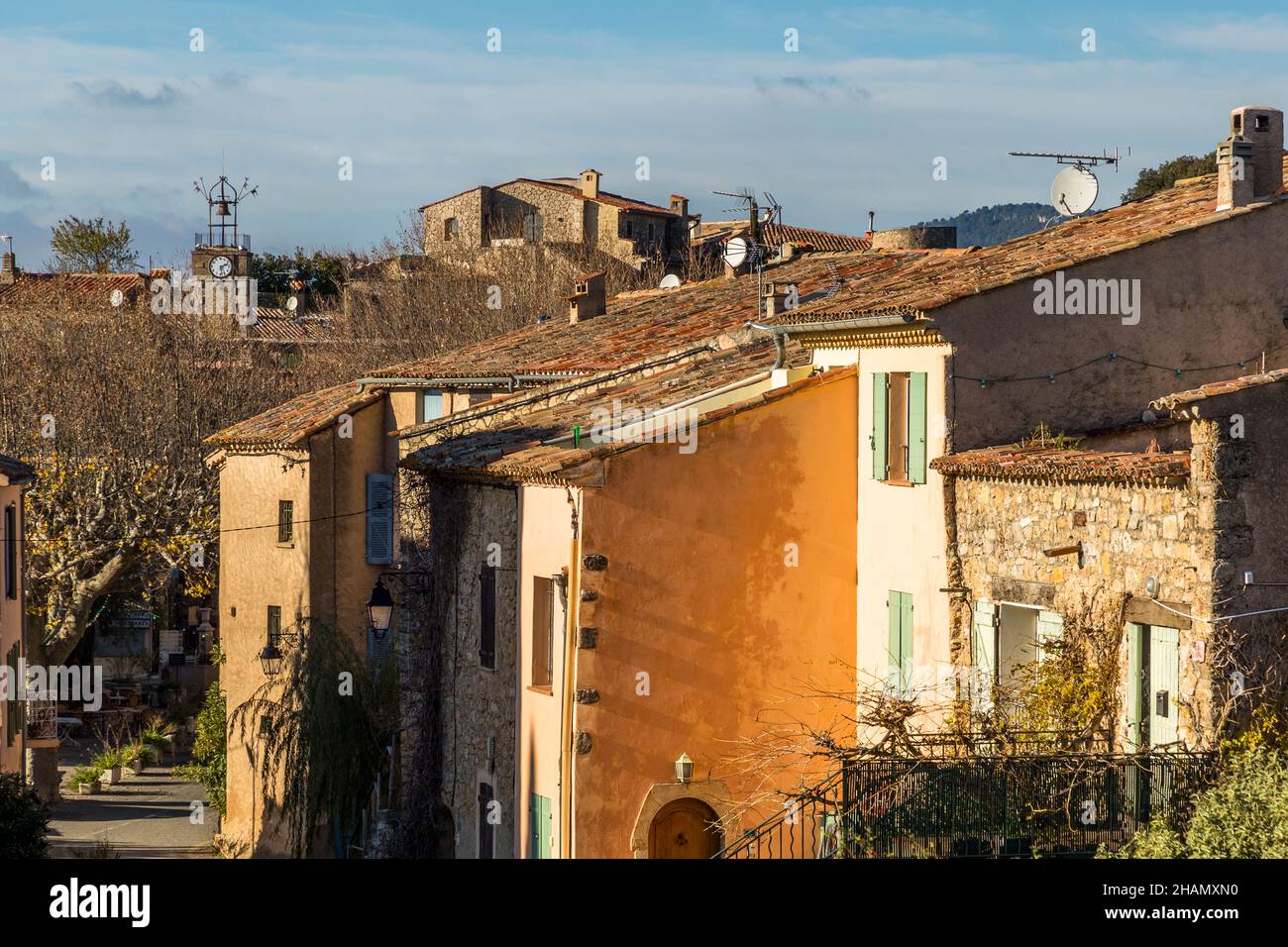 Des toits en terre cuite et un clocher marquent la ligne d'horizon des toits de la vieille ville de Tourtour, dans le département du Var, en France. Tourtour est membre de l'association Les Plus Beaux Villages de France. Banque D'Images