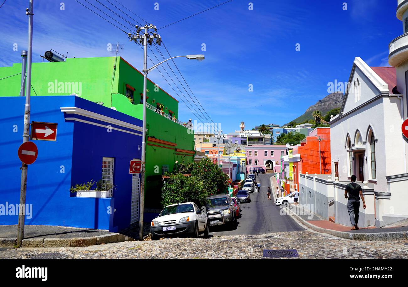 Quartier de Bo-Kaap, le Cap, Afrique du Sud - 14 décembre 2021 : maisons lumineuses distinctives dans le quartier de bo-kaap, au Cap, Afrique du Sud Banque D'Images