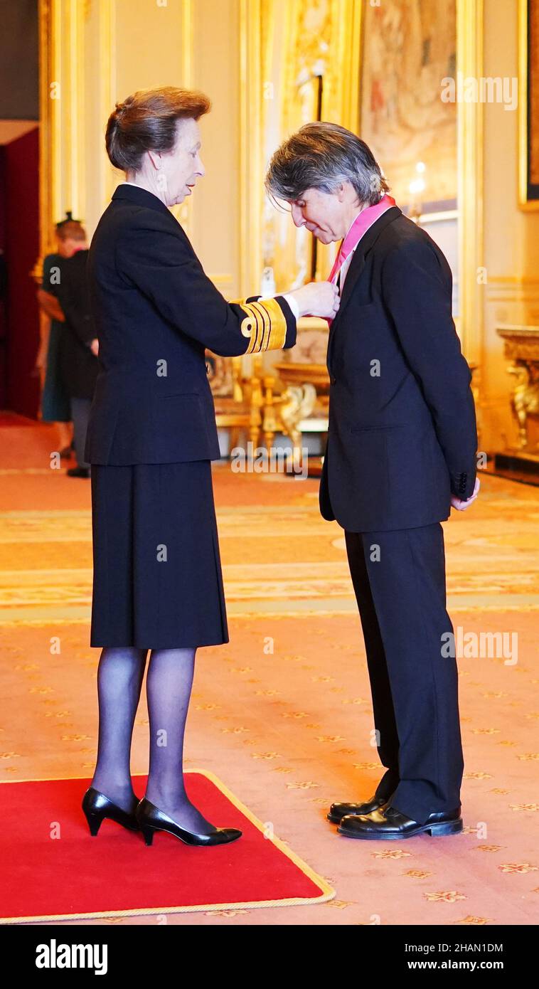 M. Anthony Browne, de Kent, est nommé CBE (commandant de l'ordre de l'Empire britannique) par la princesse Royal au château de Windsor.Date de la photo: Mardi 14 décembre 2021. Banque D'Images