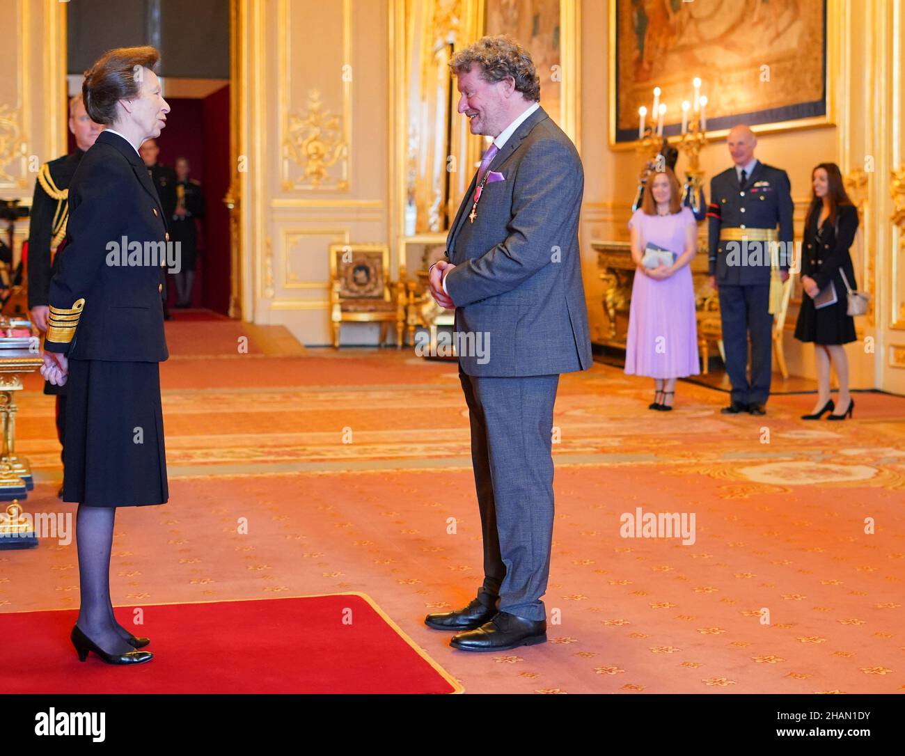 Le Dr Conall McCaughey est nommé officier de l'ordre de l'Empire britannique par la princesse royale au château de Windsor.Date de la photo: Mardi 14 décembre 2021. Banque D'Images