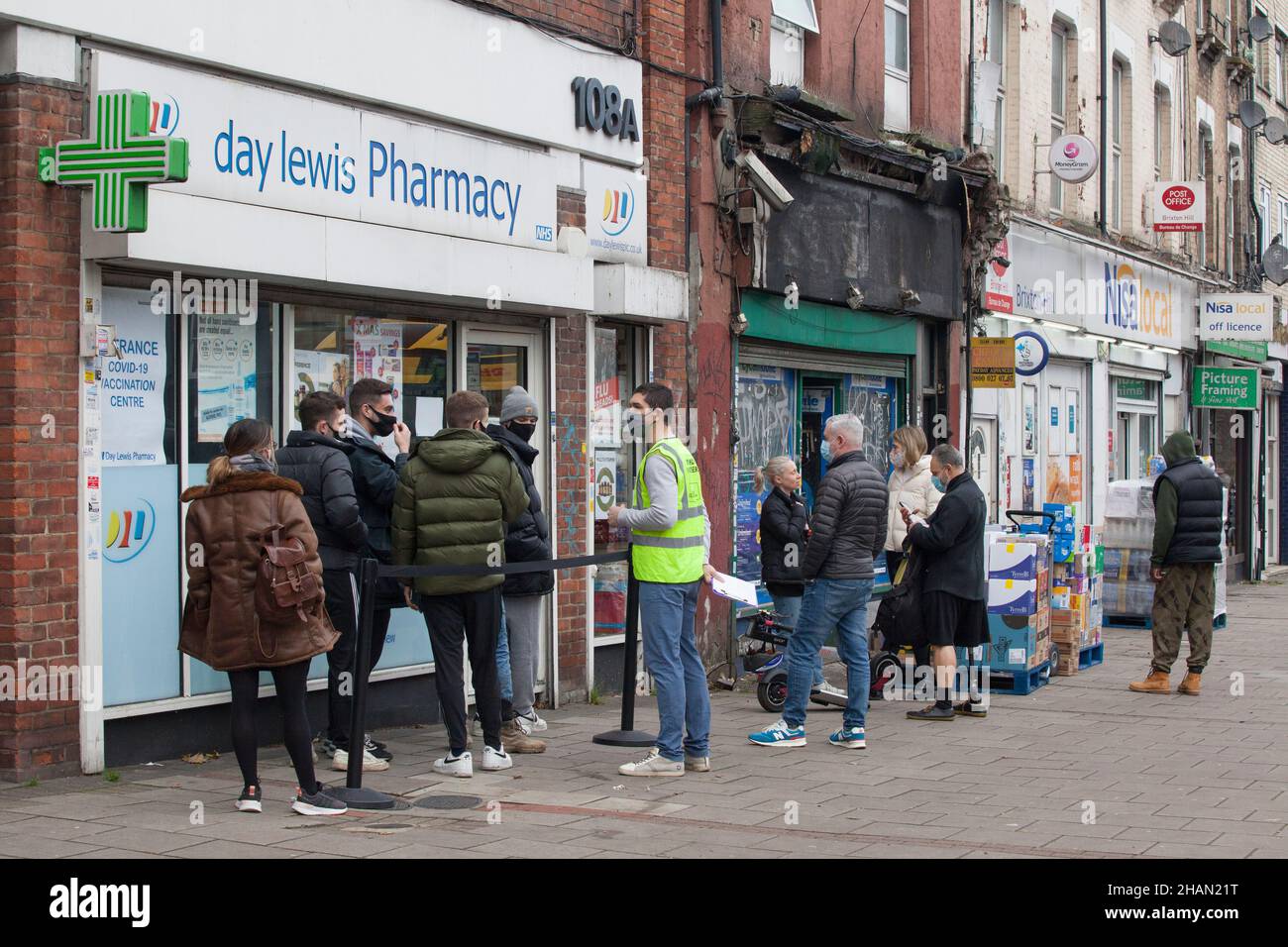 Londres, Royaume-Uni, 14 décembre 2021 : il n'y avait qu'une courte file d'attente pour des injections de rappel à la Day Lewis Pharmacy sur Brixton Hill.Des jabs de rappel sont maintenant disponibles dans les cliniques sans rendez-vous pour tous les adultes de plus de 16 ans en Angleterre dans l'espoir de freiner la propagation de la variante omicron du coronavirus.Anna Watson/Alay Live News Banque D'Images