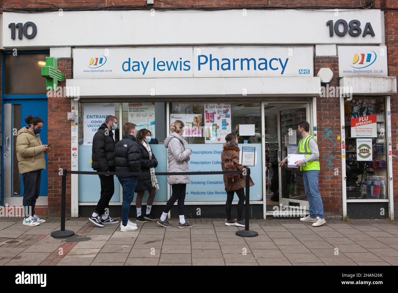 Londres, Royaume-Uni, 14 décembre 2021 : il n'y avait qu'une courte file d'attente pour des injections de rappel à la Day Lewis Pharmacy sur Brixton Hill.Des jabs de rappel sont maintenant disponibles dans les cliniques sans rendez-vous pour tous les adultes de plus de 16 ans en Angleterre dans l'espoir de freiner la propagation de la variante omicron du coronavirus.Anna Watson/Alay Live News Banque D'Images