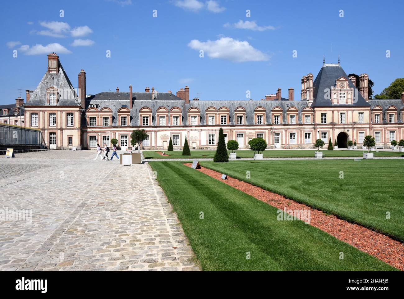 ch-teau-de-fontainebleau-b-timent-class-monument-historique-national
