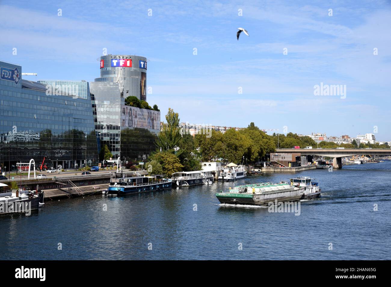 Boulogne-Billancourt (région de Paris) : vue d'ensemble de la Seine avec le siège de FDJ (opérateur des jeux de loterie nationaux de France) et TF1 (Fre Banque D'Images