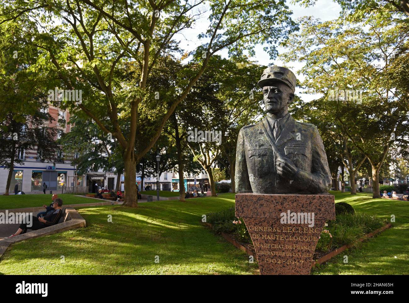 Issy-les-Moulineaux (région de Paris) : statue du maréchal Leclerc (maréchal de France) sur la place Òplace Bonaventure LecaÓ Banque D'Images
