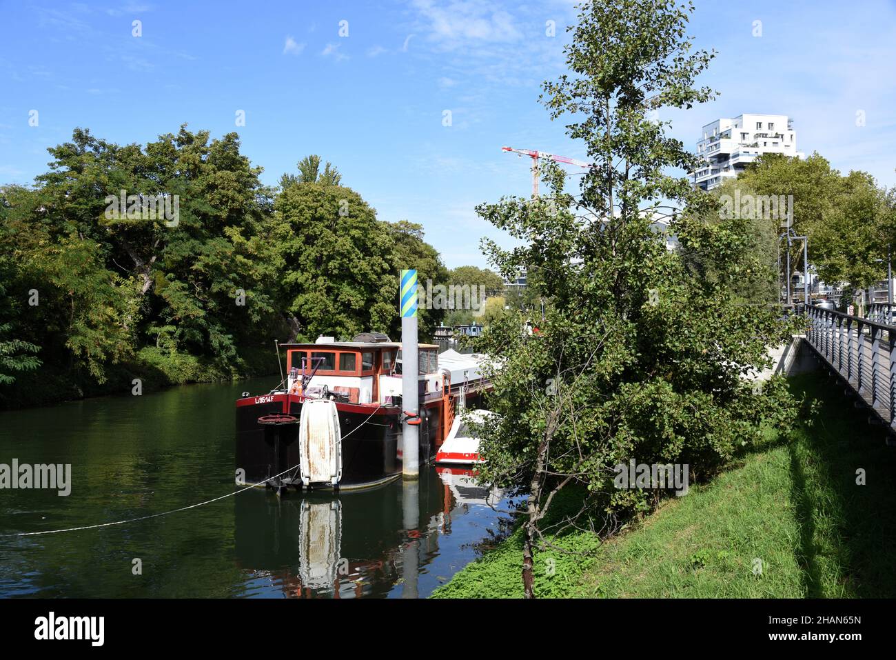 Issy-les-Moulineaux (région de Paris) : la Seine le long de l'île Òile Saint-GermainÓ (leftÓ) Banque D'Images