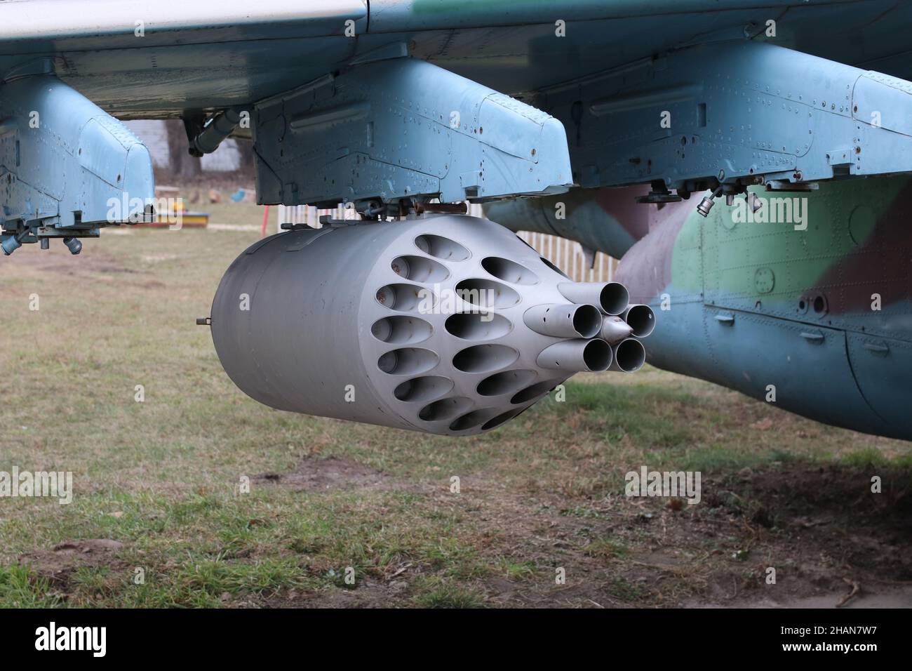Armement suspendu de l'avion.L'espace sous l'aile d'un avion militaire.Armes visibles.L'avion est prêt pour le combat. Banque D'Images