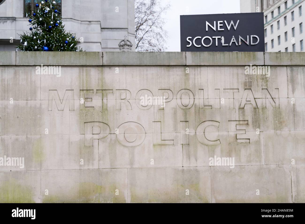 Londres Westminster Royaume-Uni.13 décembre 2021.Les manifestants se sont rassemblés devant la Chambre du Parlement et ont tenu divers messages sur la plaque, avec une police lourde p Banque D'Images