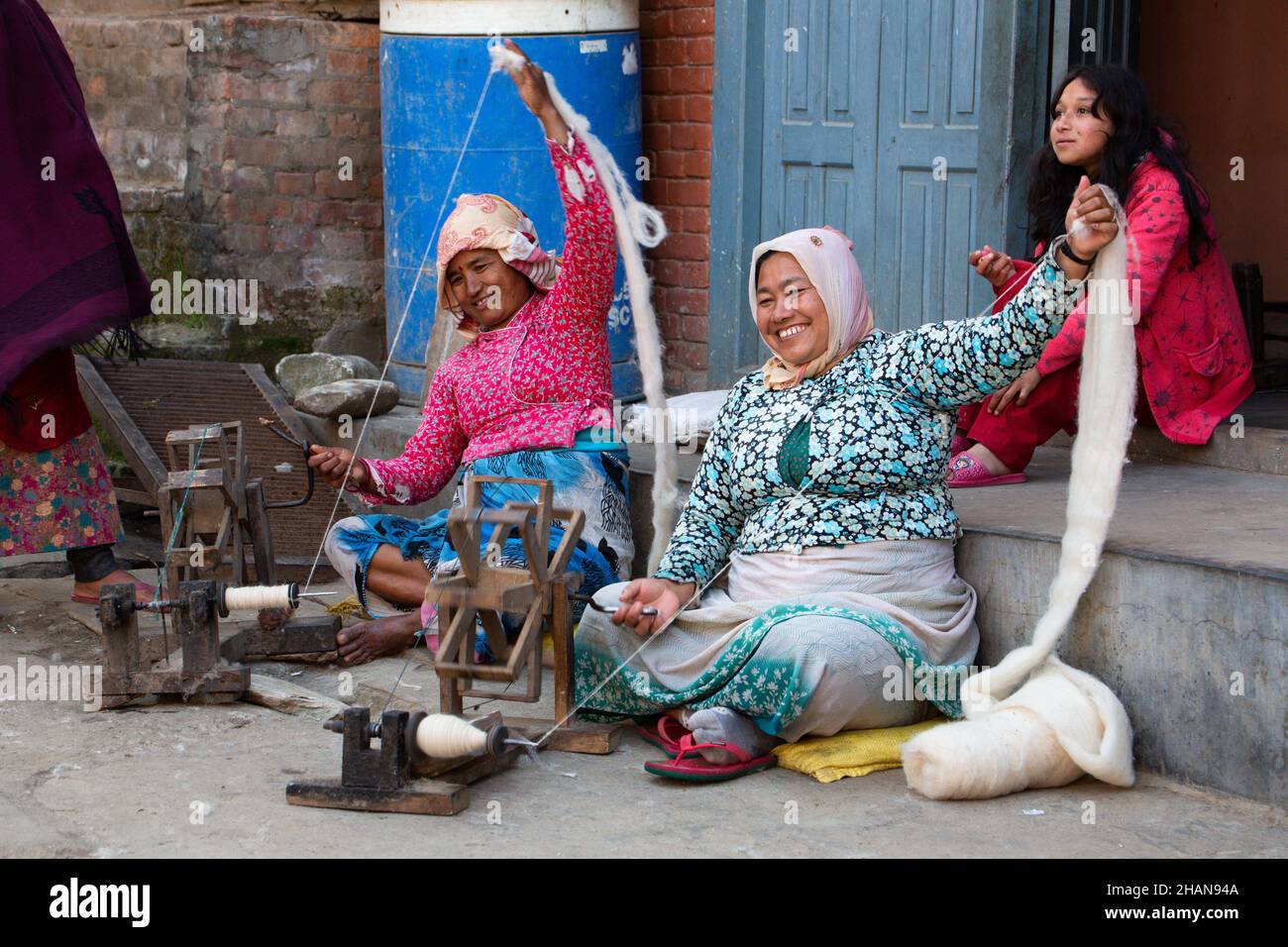 Des femmes népalaises filant de la laine à la main dans le village médiéval de Newari à Khokana.Vallée de Katmandou du Népal. Banque D'Images