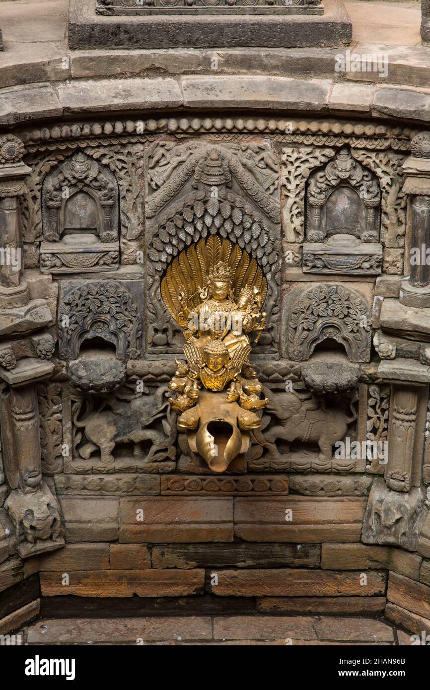 Bec d'eau doré dans le bain Tusha Hiti ou Royal dans le Chowk Sundari dans l'ancien palais royal de Durbar Square, Patan, Népal. Banque D'Images