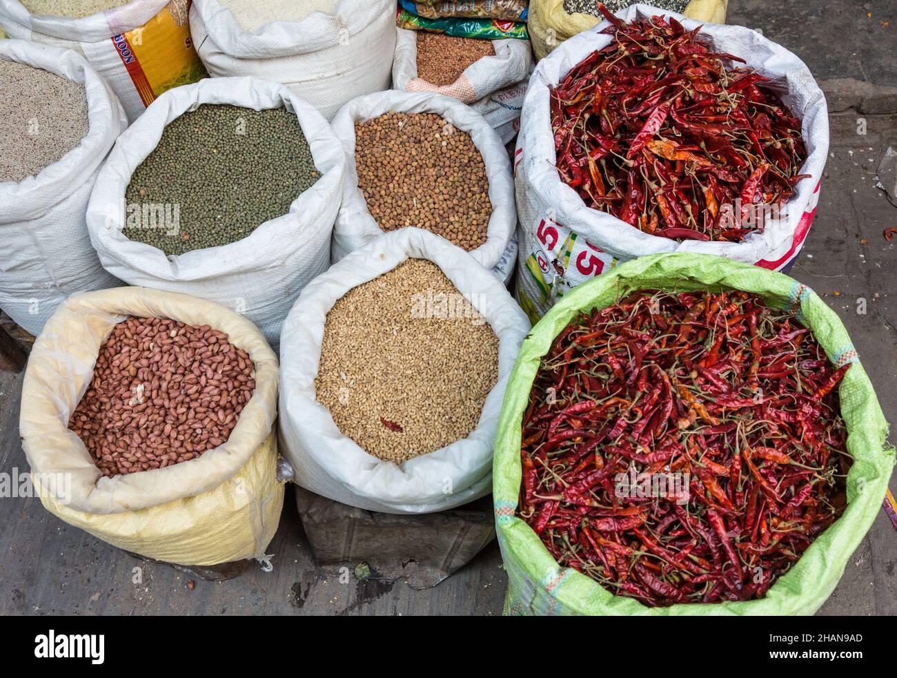 Haricots, lentilles et piments séchés à vendre sur un marché de rue à Katmandou, au Népal. Banque D'Images