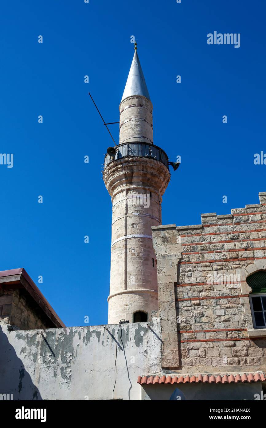 Grande mosquée (Cami Kebir) avec son minaret dans la ville de Limassol Chypre qui est encore utilisé par certains résidents turcs musulmans qui est un populaire tou Banque D'Images