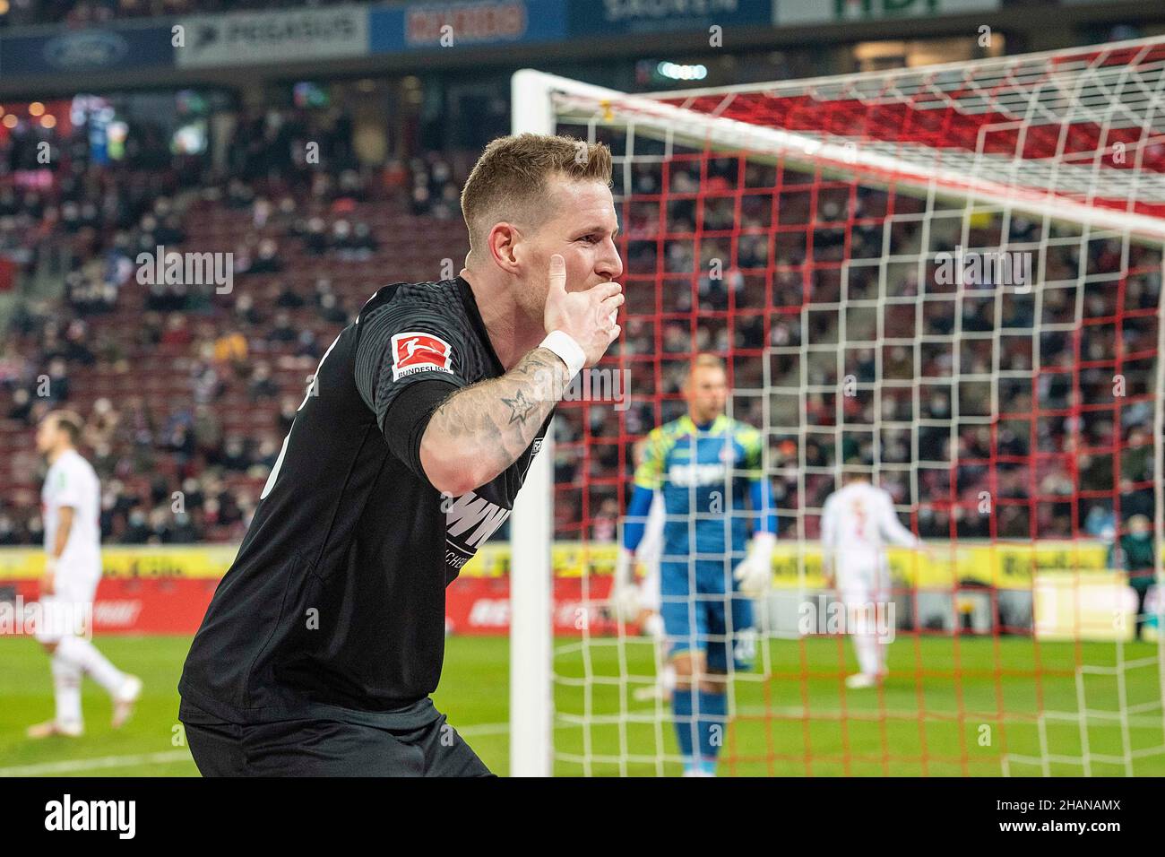 Andre HAHN (A) célèbre son objectif de faire 1-0 avec Kusshaenden (Kusshanden); goaljubel; Kiss Hand; Soccer 1st Bundesliga, 15th match day,FC Cologne (K) - FC Augsburg (A) 0: 2, le 10th décembre 2021 à Koeln/Allemagne.Les réglementations DFL interdisent toute utilisation de photographies comme séquences d'images et/ou quasi-vidéo Banque D'Images