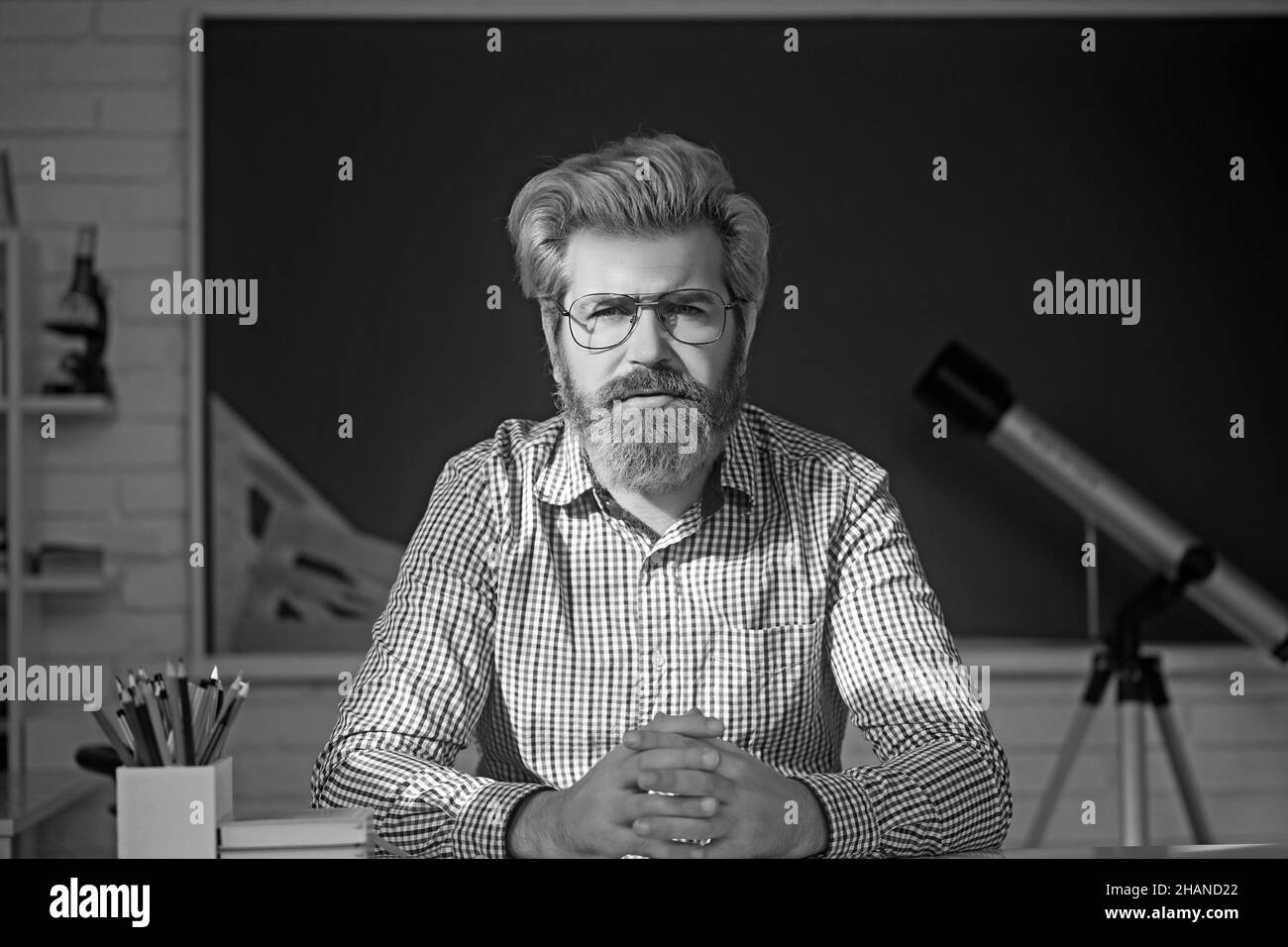 Portrait d'un homme âgé souriant avec une barbe grise et des lunettes. Banque D'Images
