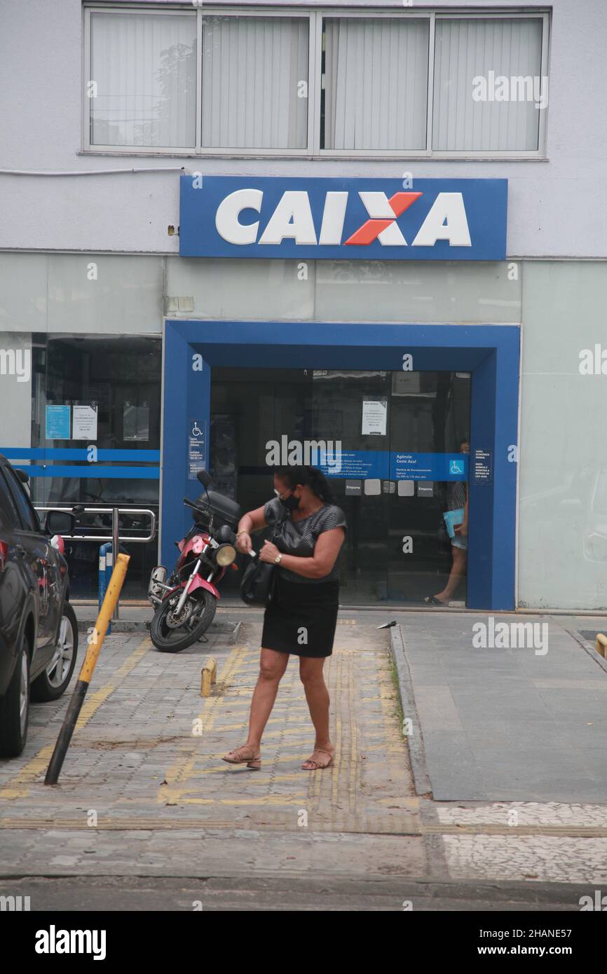 salvador, bahia, brésil - 30 novembre 2021 : client près de la succursale fédérale Caixa Economica dans la ville de Salvador. Banque D'Images