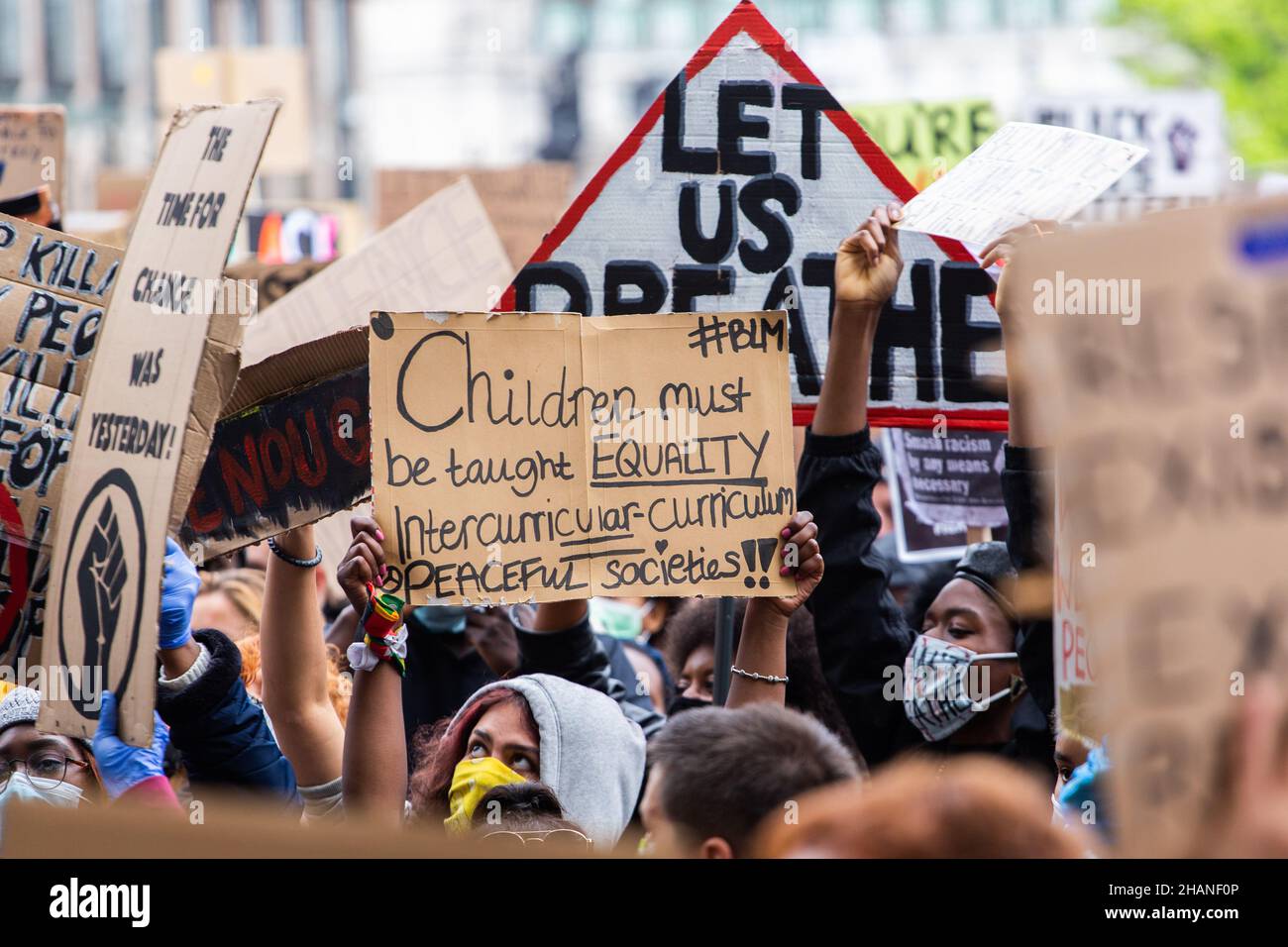Les vies noires comptent des manifestants avec de nombreux placards Londres 2020 Banque D'Images