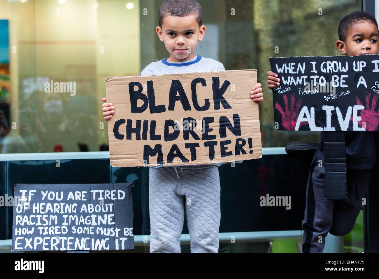 Deux jeunes protestants BLM avec des enfants noirs ont la matière étiquette Londres 2020 Banque D'Images